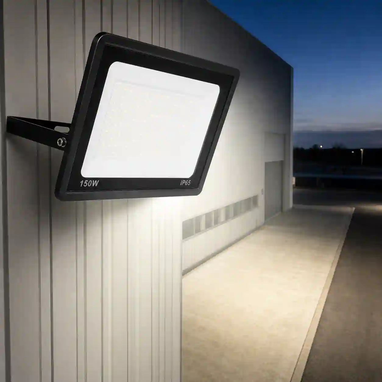Rozsvícený LED reflektor LEVE osvětlující velkou venkovní plochu neutrální bílou barvou světla s úhlem 120 stupňů